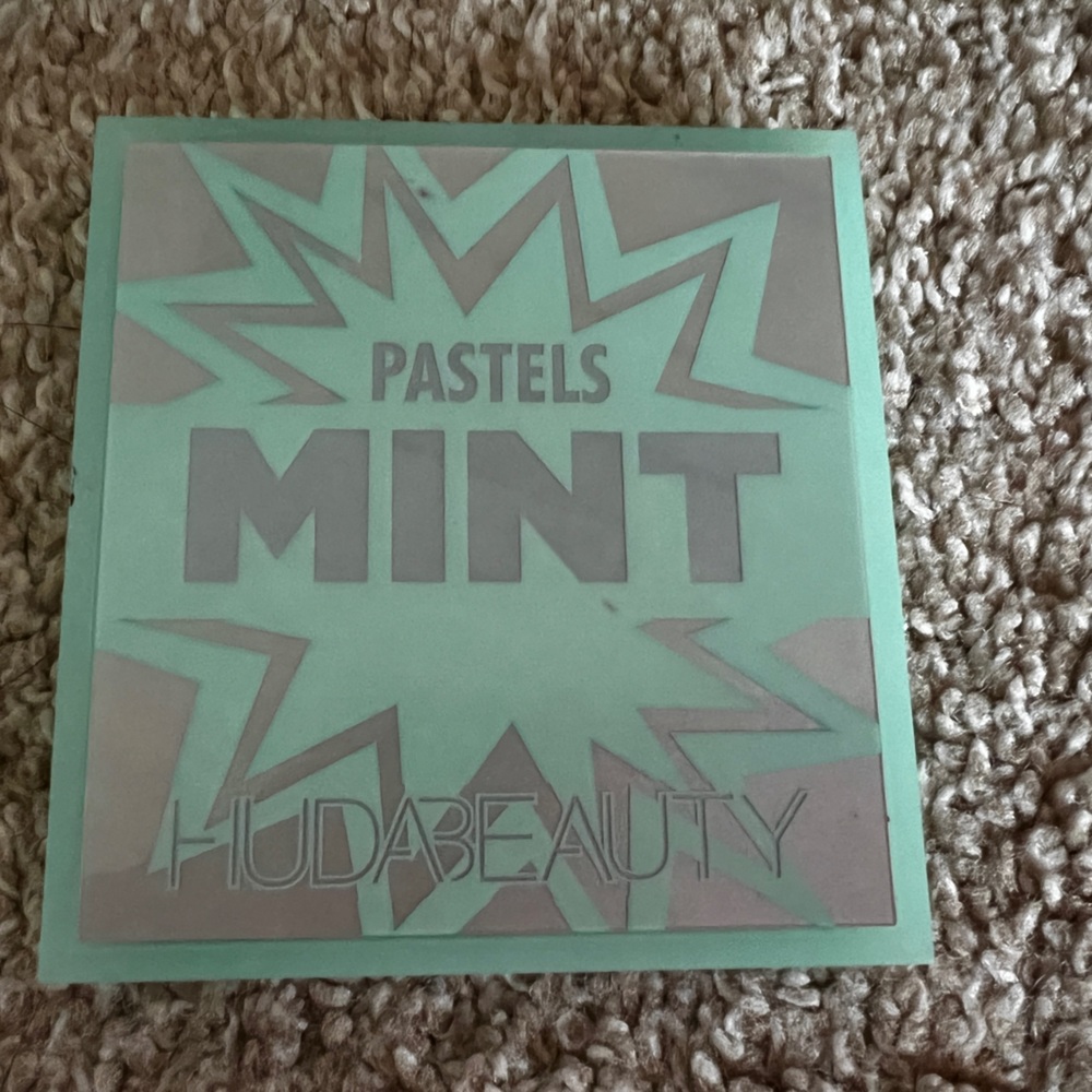 HUDA BEAUTY EYESHADOW PALLET